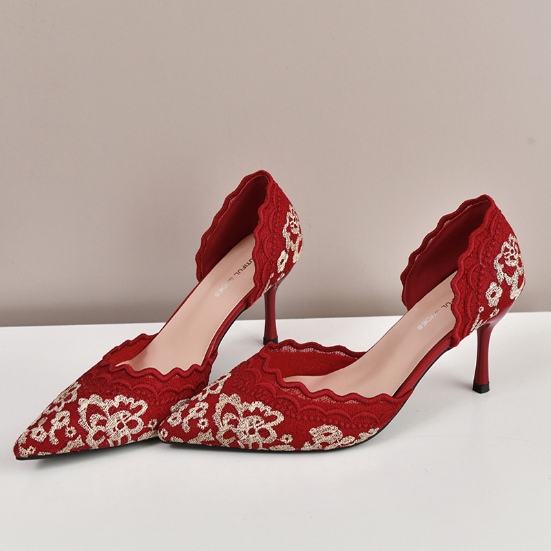 Luksusowe czerwono-białe szpil – Embroidery Red recenzja i cena