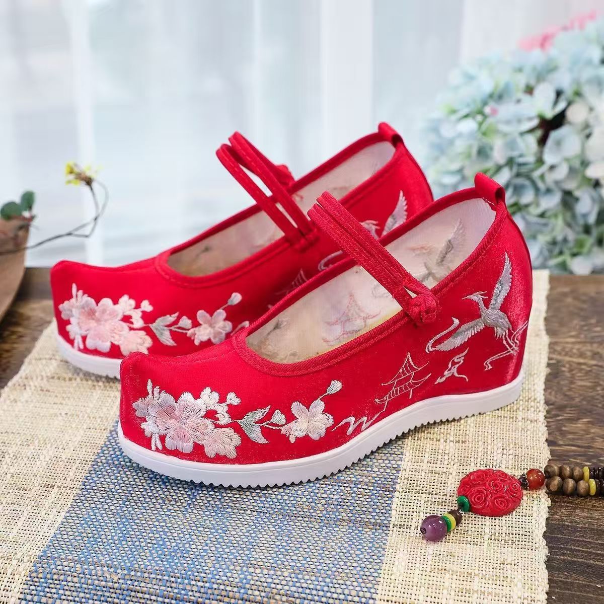 Damskie buty z haftem wewnątrz – Embroidery Red recenzja i cena